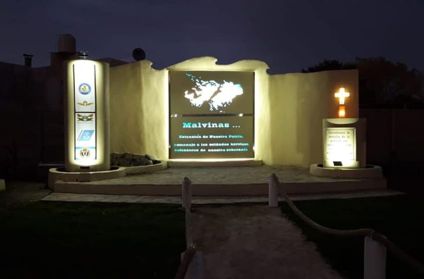El Emvial reemplazará las luces robadas del monumento a los caídos en Malvinas