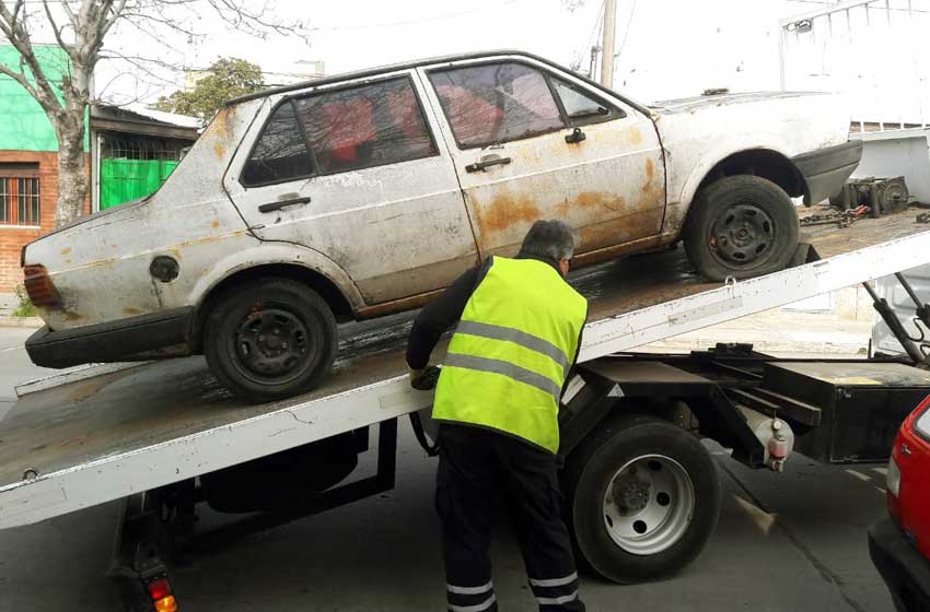 Más de 230 autos abandonados fueron quitados de la vía pública