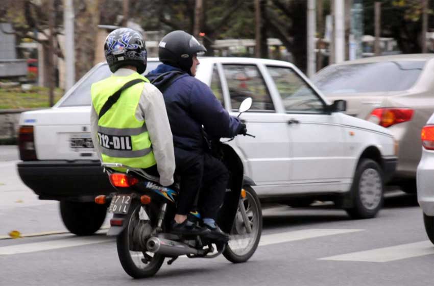 Concejal oficialista impulsa proyecto que obliga a motociclistas a usar casco para cargar nafta