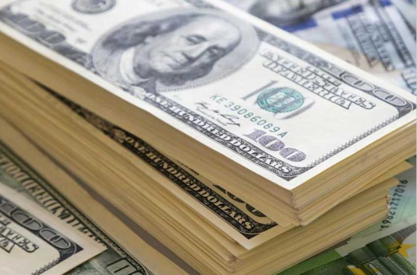 El dólar se vende a $61 y el riesgo país sigue en alza
