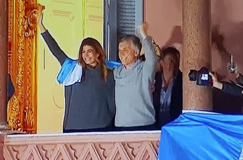 Macri saludó desde el balcón de la Casa Rosada a la Plaza de Mayo