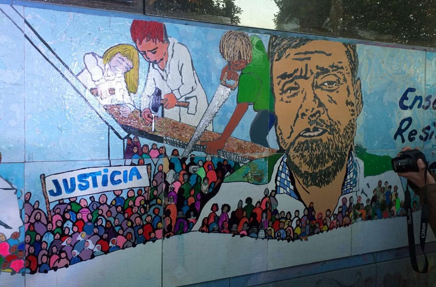 Inauguraron un mural frente al Consejo Escolar en homenaje a Sandra y Rubén