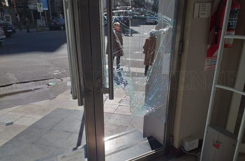 Rompieron el vidrio y robaron en un comercio de ropa en pleno centro
