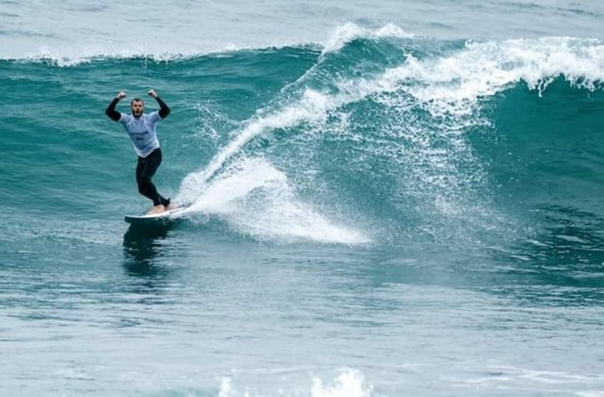 “Lele” Usuna: el multicampeón que enseña a surfear
