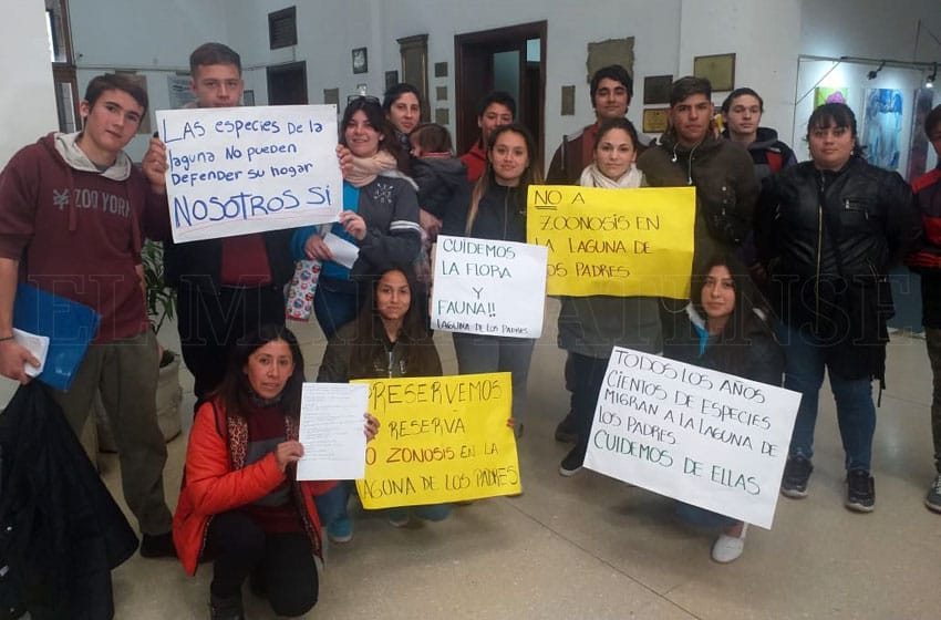 Alumnos de la Escuela Agraria rechazan la construcción de Zoonosis en la Laguna de los Padres