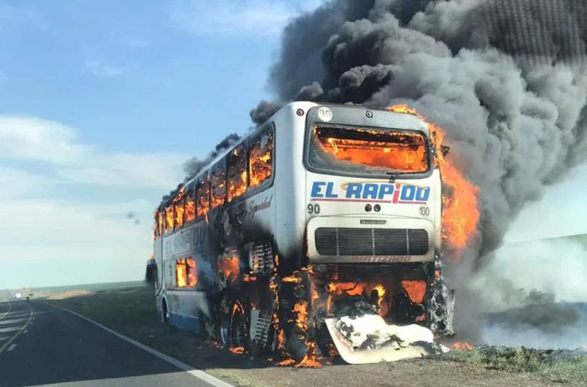 Un micro que viajaba desde Mar del Plata se incendió en la Ruta 226
