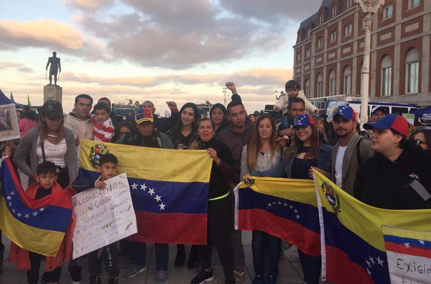 Tres autos por un pasaje de avión: el costo de dejar Venezuela para venir a Mar del Plata