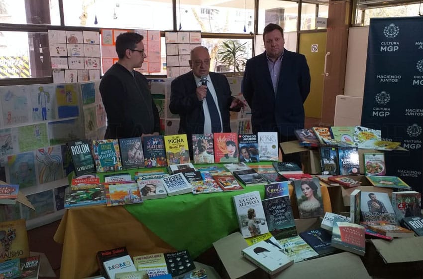 Arroyo encabezó la entrega de nuevos libros para la Biblioteca Municipal