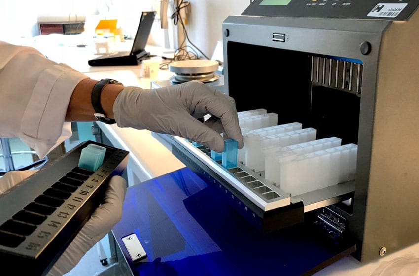 Confederación de bioquímicos analiza suspender servicios de análisis clínicos en laboratorios