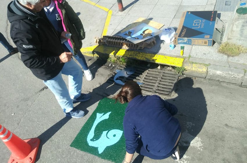 Alumnos de la ESMET N°1 pintan bocacalles y concientizan sobre la contaminación del mar
