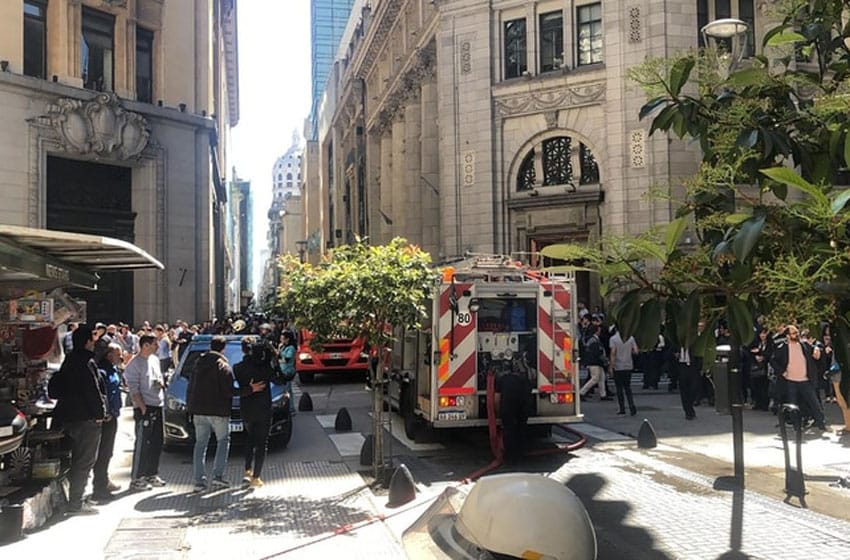 Evacuaron la sede central del Banco Nación por un incendio