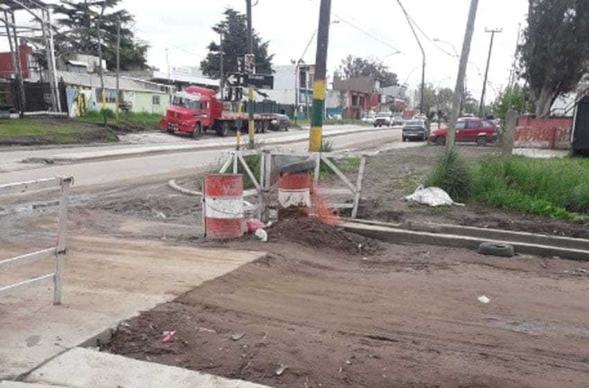 Vecinos denuncian demoras en las obras de asfalto del barrio Colinas de Peralta Ramos