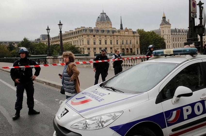 París: un hombre asesinó a cuatro policías en un ataque con cuchillos