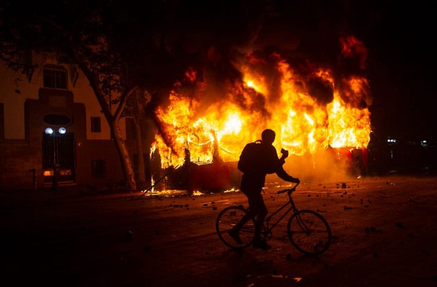 Chile: incendios y protestas en Santiago por el aumento de la tarifa del metro