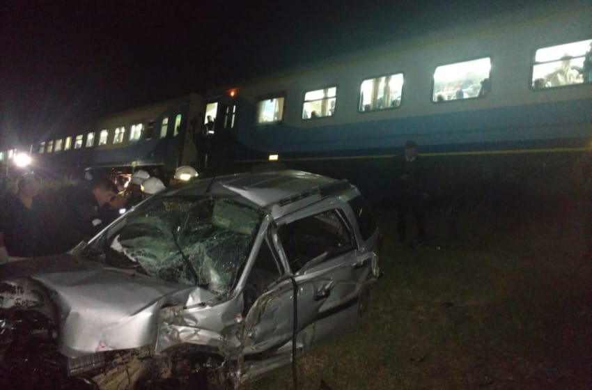 El tren que venía a Mar del Plata impactó contra una camioneta: un muerto