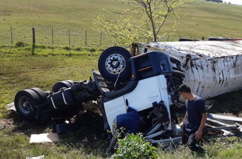Un camión con carga refrigerada de una empresa marplatense volcó en la Ruta 2