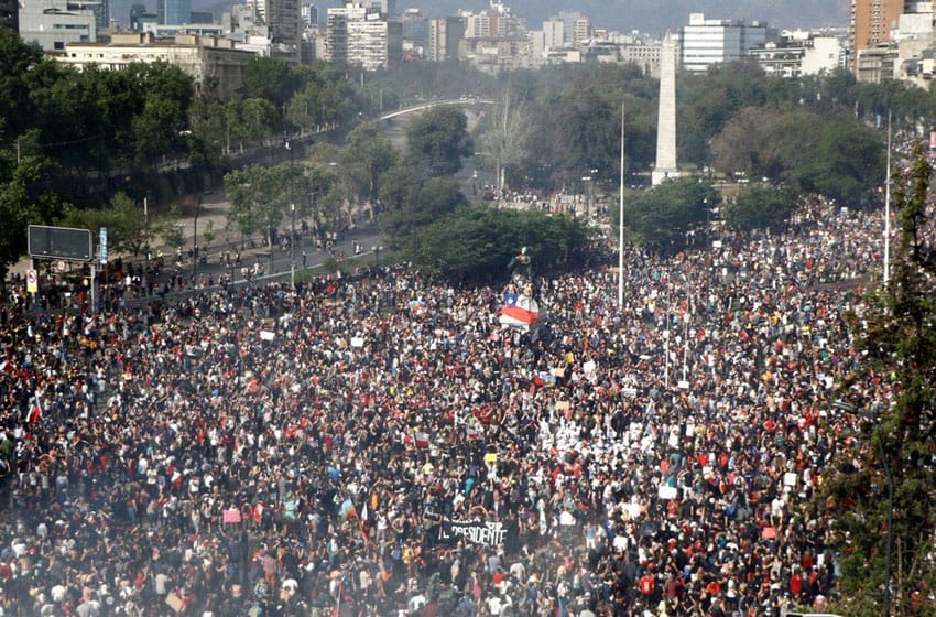 Un muerto, disturbios e incendios durante la última protesta masiva del año en Chile