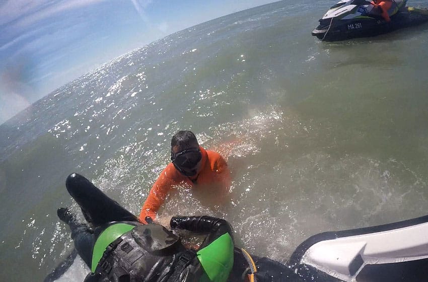 Rescataron a un kayakista de 66 años a 200 metros de la costa marplatense