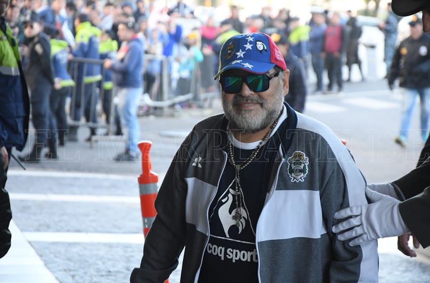 Maradona llegó a "La Feliz" y cientos de hinchas le brindaron su cariño
