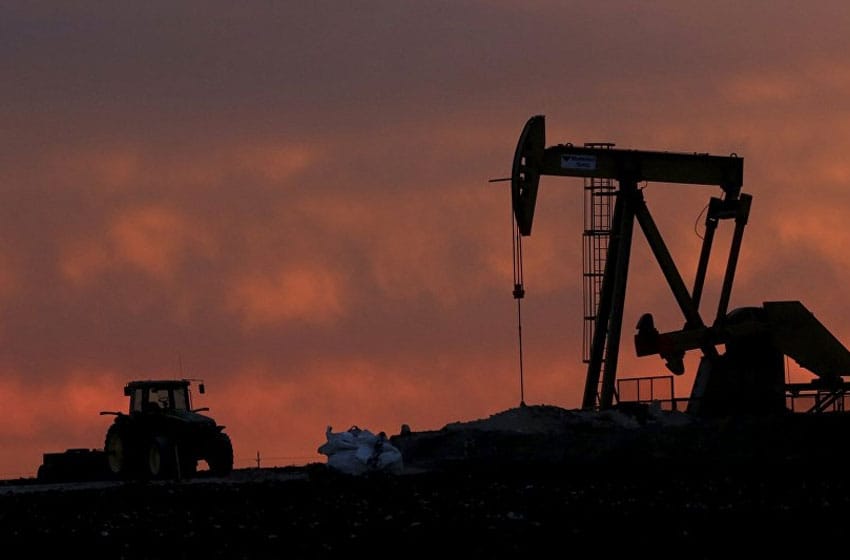Ante la caída de precios del petróleo, el gobierno convocará a las empresas