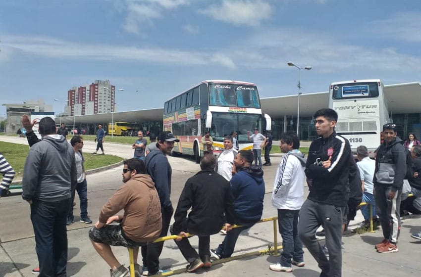Ex trabajadores de El Rápido cortan el acceso a la terminal por falta de pago