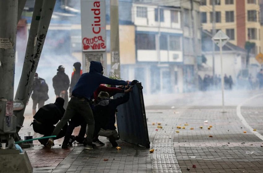 Colombia: al menos 3 muertos y cientos de heridos tras huelgas y saqueos