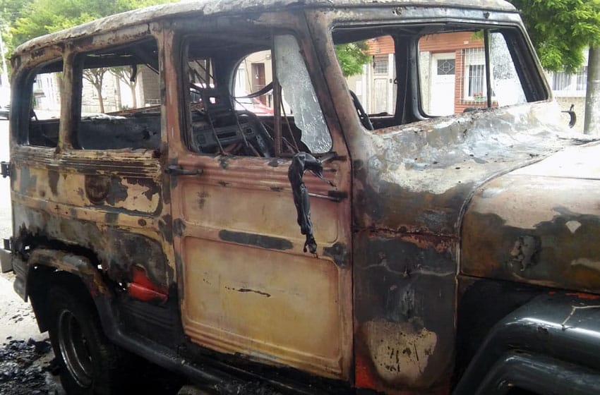Una camioneta incendiada en La Perla ¿volvieron los "quemacoches"?