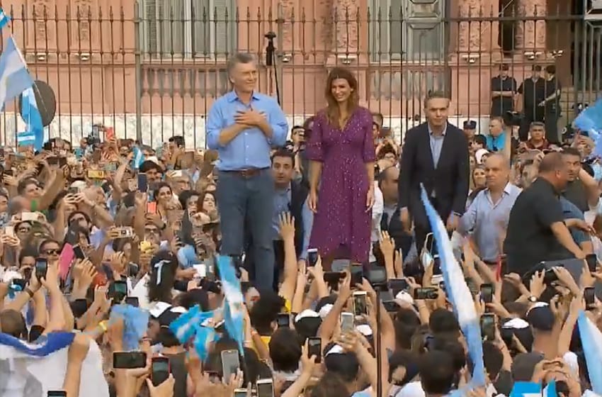 A 3 días de dejar el gobierno, Macri se despidió en Plaza de Mayo