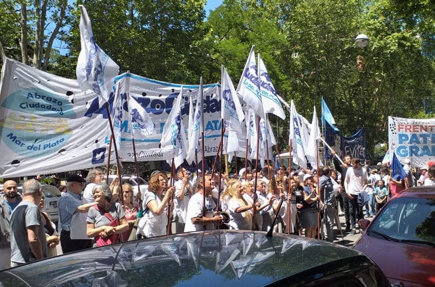 Organizaciones "festejan el triunfo popular" frente al Municipio