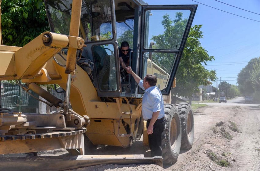Los Pinares: avanzan las obras de mantenimiento de caminos y nivelación de calles