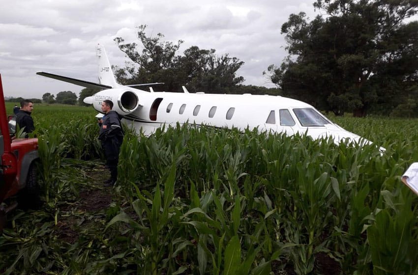 Un avión privado aterrizó de emergencia en un campo cerca de Miramar: no hay heridos