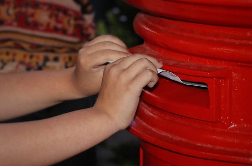 Más de 10 mil niños dejaron sus cartas navideñas en el buzón más antiguo de Mar del Plata