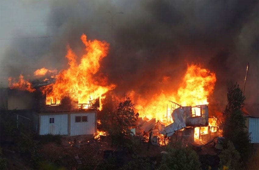 Incendio en Valparaíso: hay más de 245 casas afectadas y creen que fue intencional 