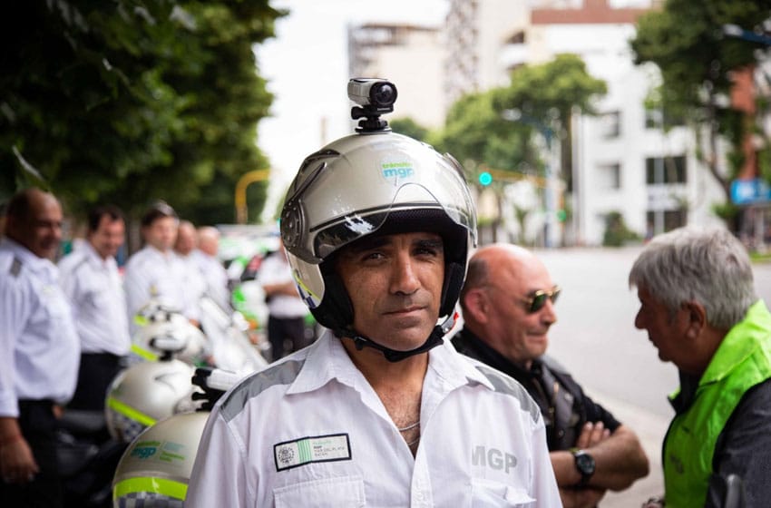 Personal de Tránsito recibió cascos con cámaras de video