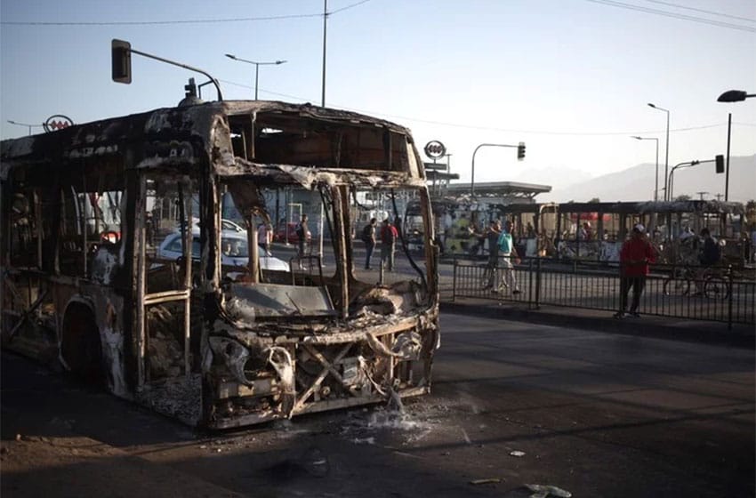 Chile: un muerto, más de 100 detenidos y 33 policías lesionados tras otra protesta masiva