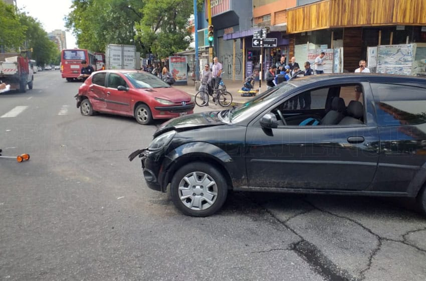 Un auto cruzó en rojo por Luro y provocó un choque