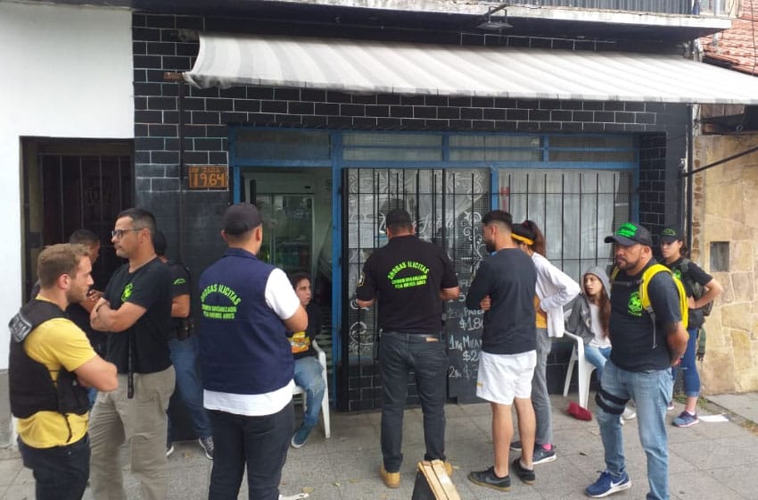 Bajo la fachada de un almacén, dos mujeres vendían drogas en el barrio Don Bosco