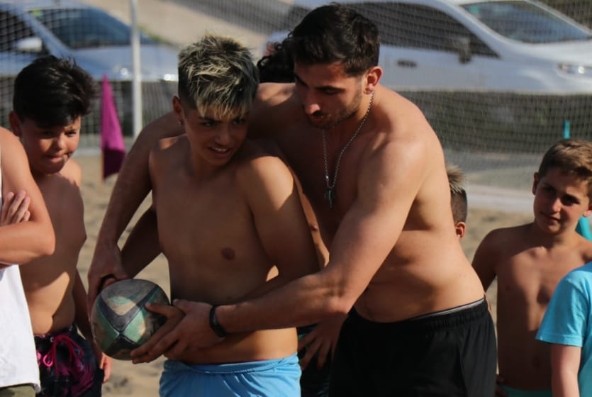 La Selección de Georgia jugó con los más chicos en la Playa Deportiva