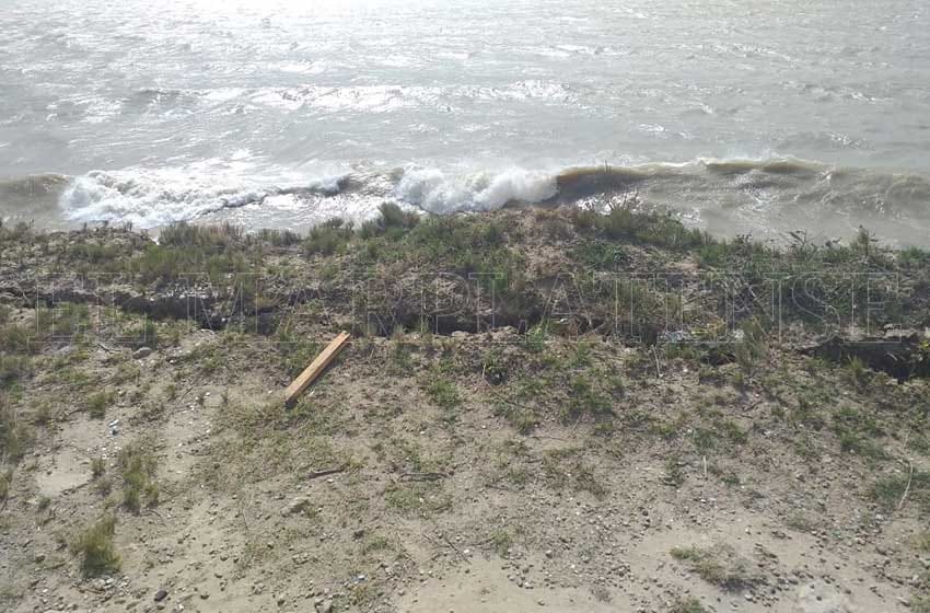 Riesgo de derrumbe en la playa Las Delicias: se formó una importante grieta