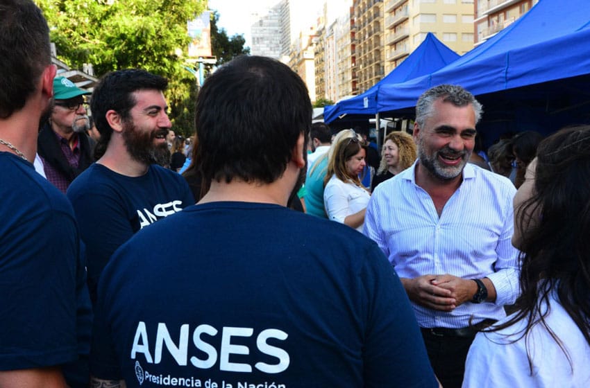 Con oficinas móviles en la plaza Colón, se inauguró el operativo verano de ANSES
