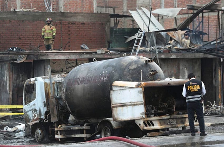 Dos muertos y más de 50 heridos luego de la explosión de un camión en Lima
