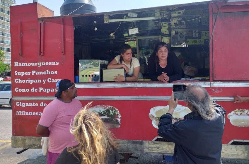 Food Truck en Plaza España: "Si lo retiran, tendrán que llevarlo con nosotros adentro"