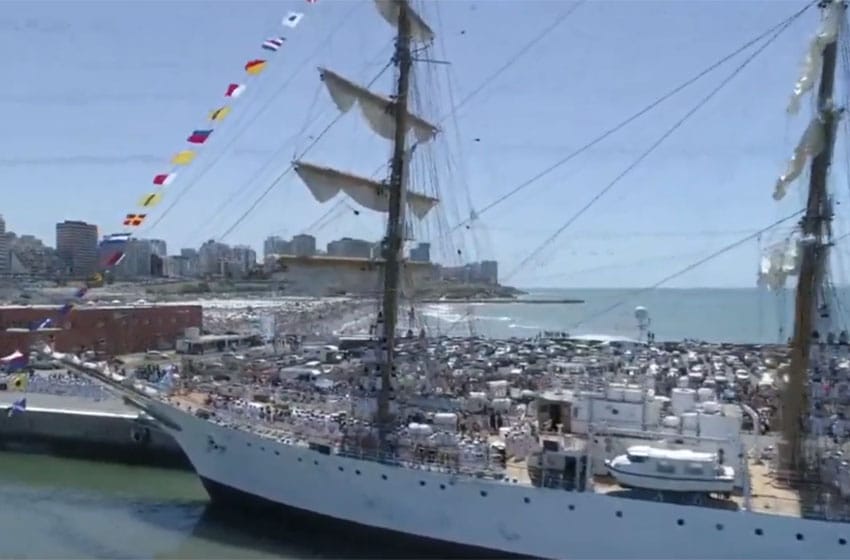 Entre aplausos y vítores, la Fragata Libertad tocó puerto en Mar del Plata