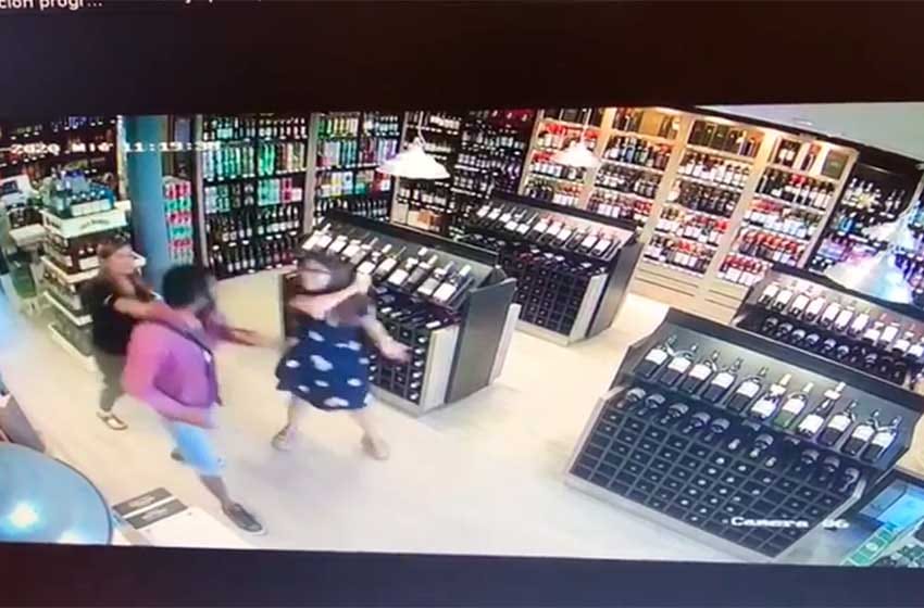 Una empleada echó a patadas a un ladrón