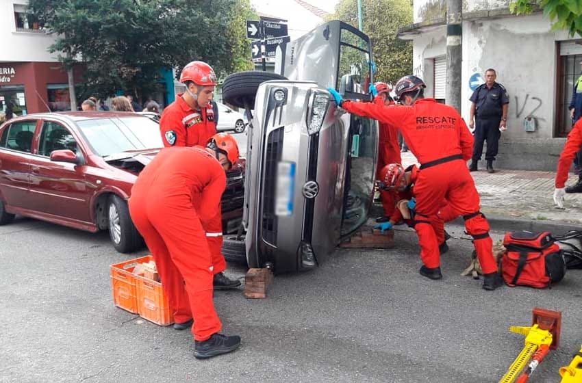 Impactante vuelco en el barrio Pompeya: un hombre quedó atrapado en el auto