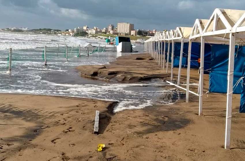 Por los fuertes vientos, la crecida del mar alcanzó las carpas y causó daños materiales