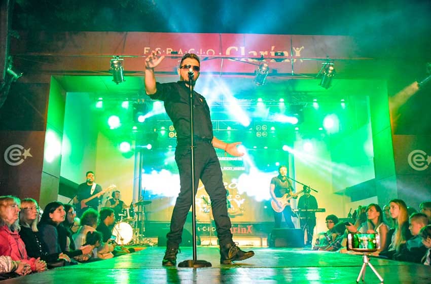 Espacio Clarín terminó el viernes con alta moda, humor y clásicos de Ricky Martin