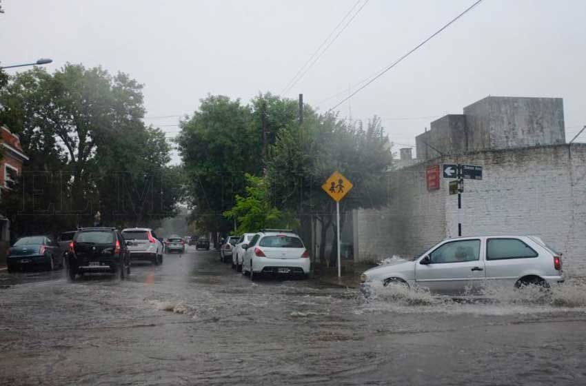 Con algunas calles anegadas, Mar del Plata transita el alerta meteorológico