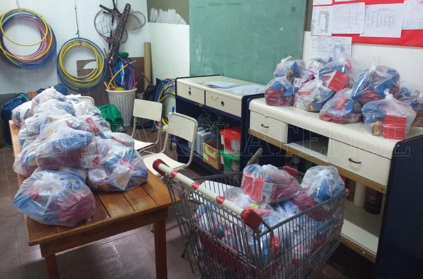 Roban a las familias que asisten a las escuelas provinciales para retirar el kit de emergencia