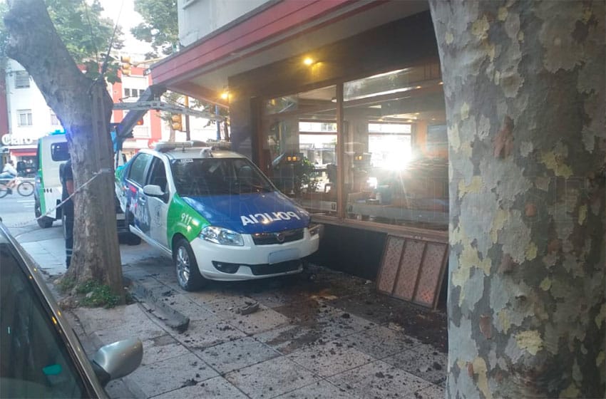 Violento choque en el centro: un patrullero casi termina dentro de un café